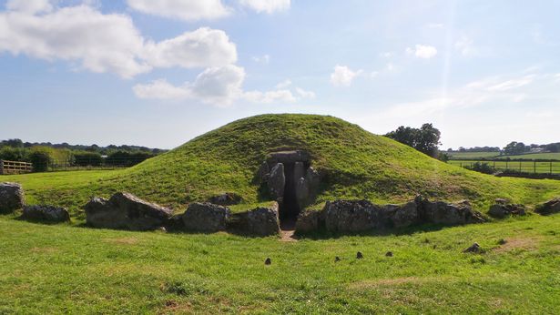 Bryn Celli Ddu photo Cadw