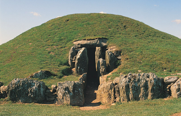 Bryn Celli Ddu monument photo Cadw