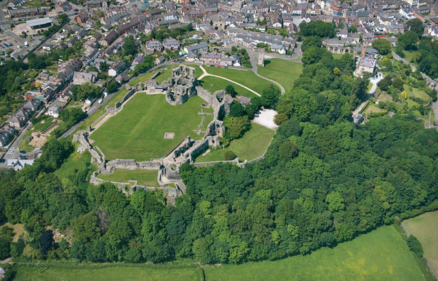 Castell Dinbych a waliau tref. Picture from Cadw
