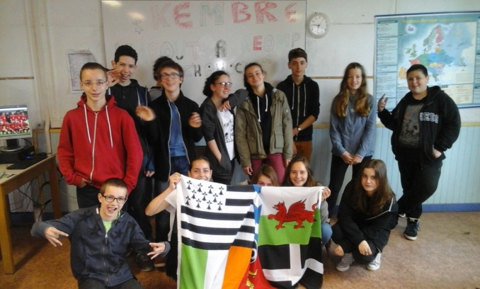 Pupils from Diwan Plésidy School (Skolaj Diwan Plijidi) with Celtic Flag