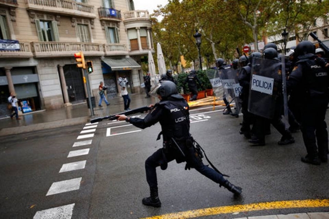 Spanish Police attempt to prevent democracy in Catalonia