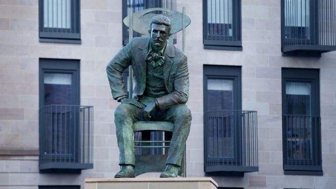 Statue of Charles Rennie Macintosh. Picture from BBC Scotland