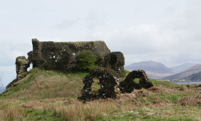 Aros Castle (Mull, Scotland) - exterior by Otter courtesy wikimedia commons