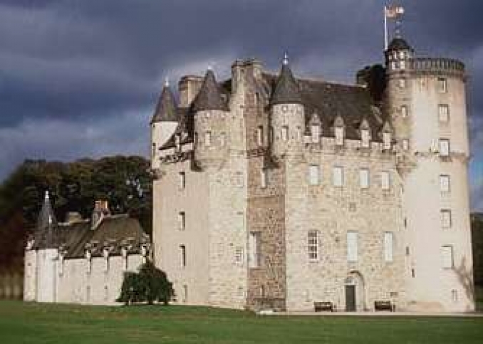 Castle Fraser image by Topbanana and courtesy of wikimedia commons