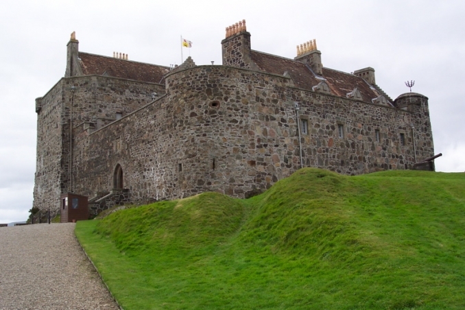 Duart Castle image courtesy of wikimedia commons.