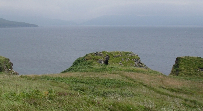 Dun Ringill by Bryanmackinnon and courtesy of wikimedia commons.