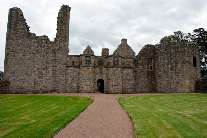 Tolquhon Castle, front and entrance image by Karora and courtesy of wikimedia commons